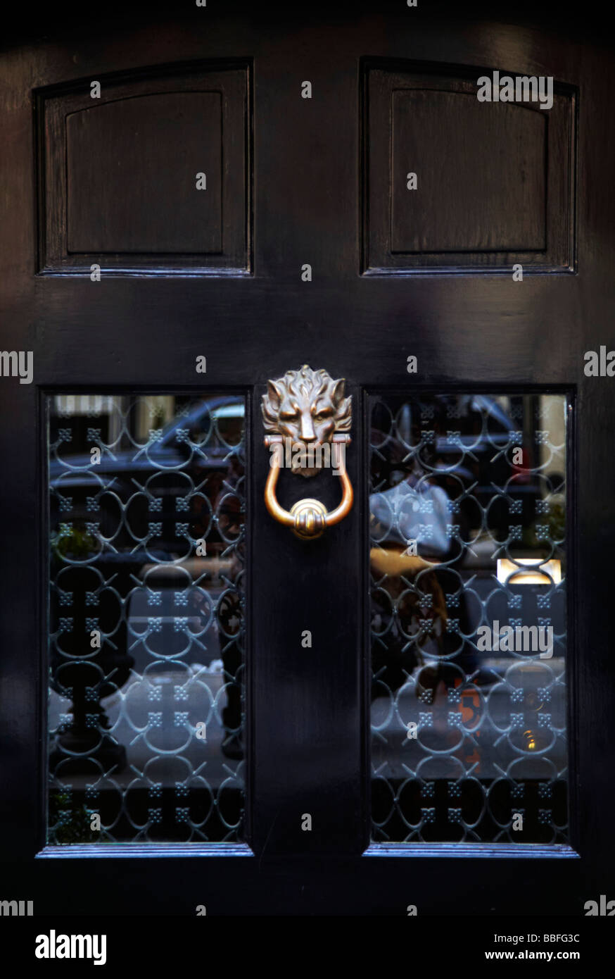 Old black lion heurtoir de porte avant Banque D'Images