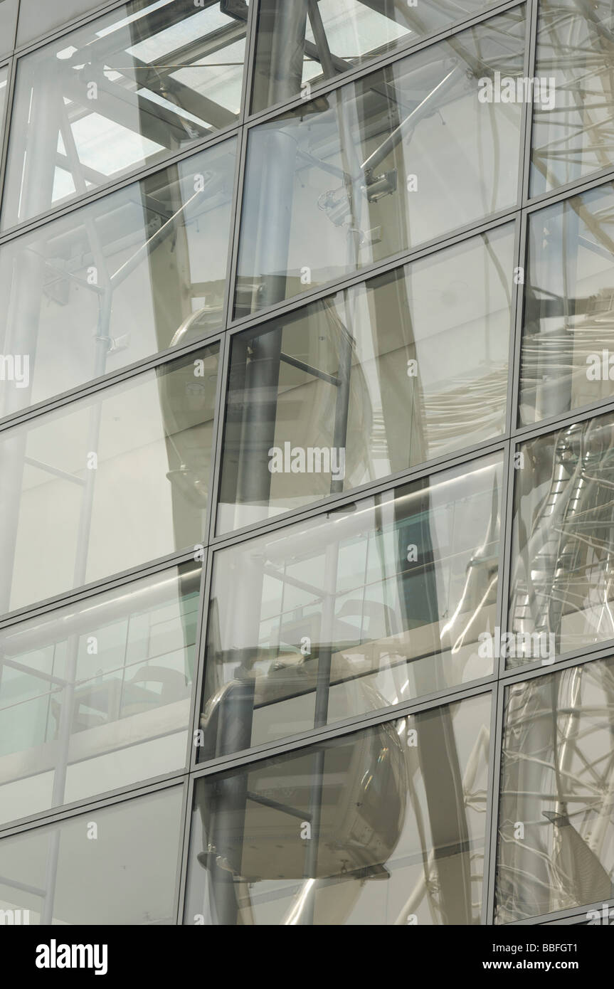 Grande roue reflétée dans un magasin de détail de façade en verre Banque D'Images