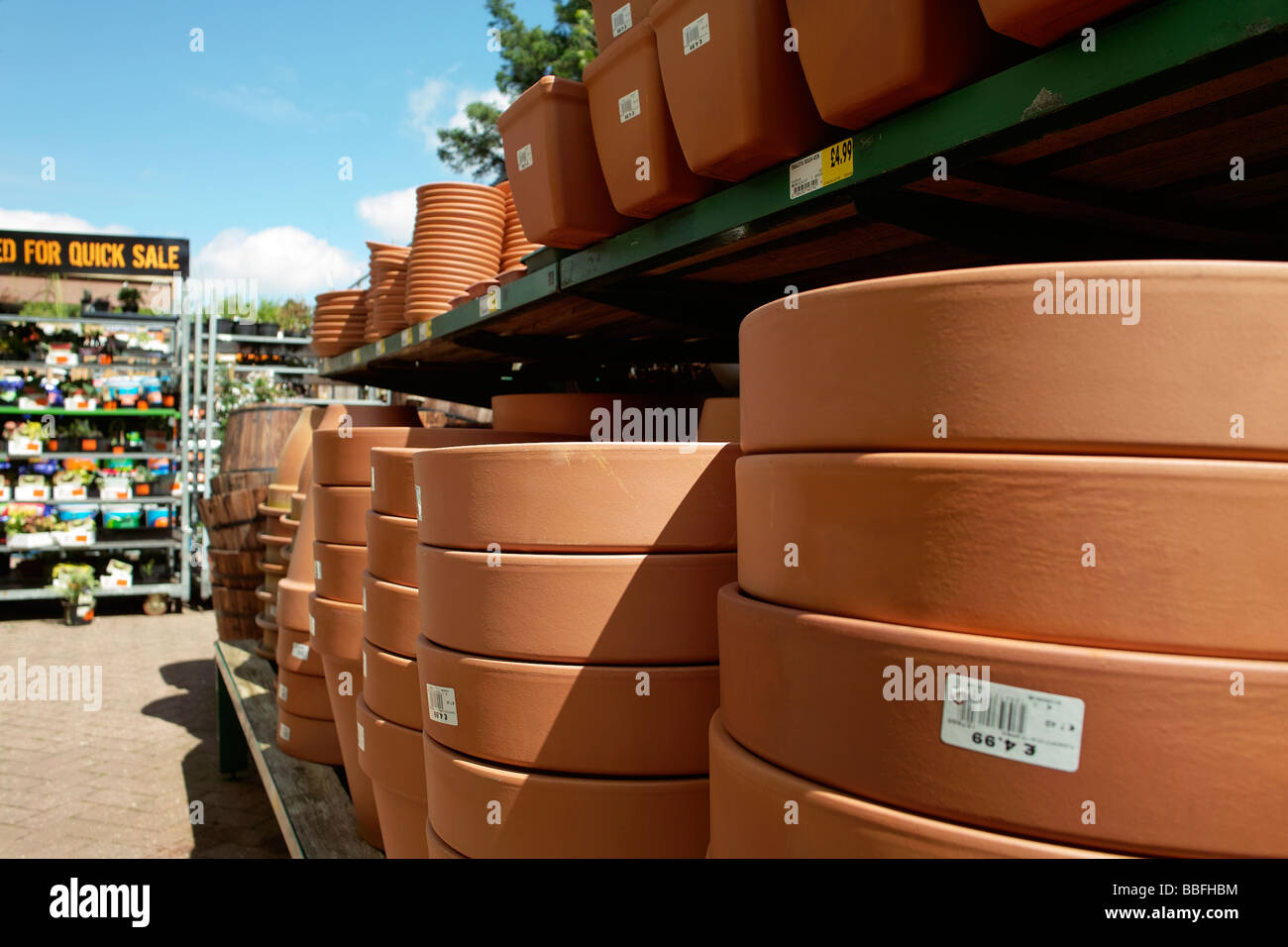 Des piles de pots de plantes dans un centre de jardinage, uk Banque D'Images