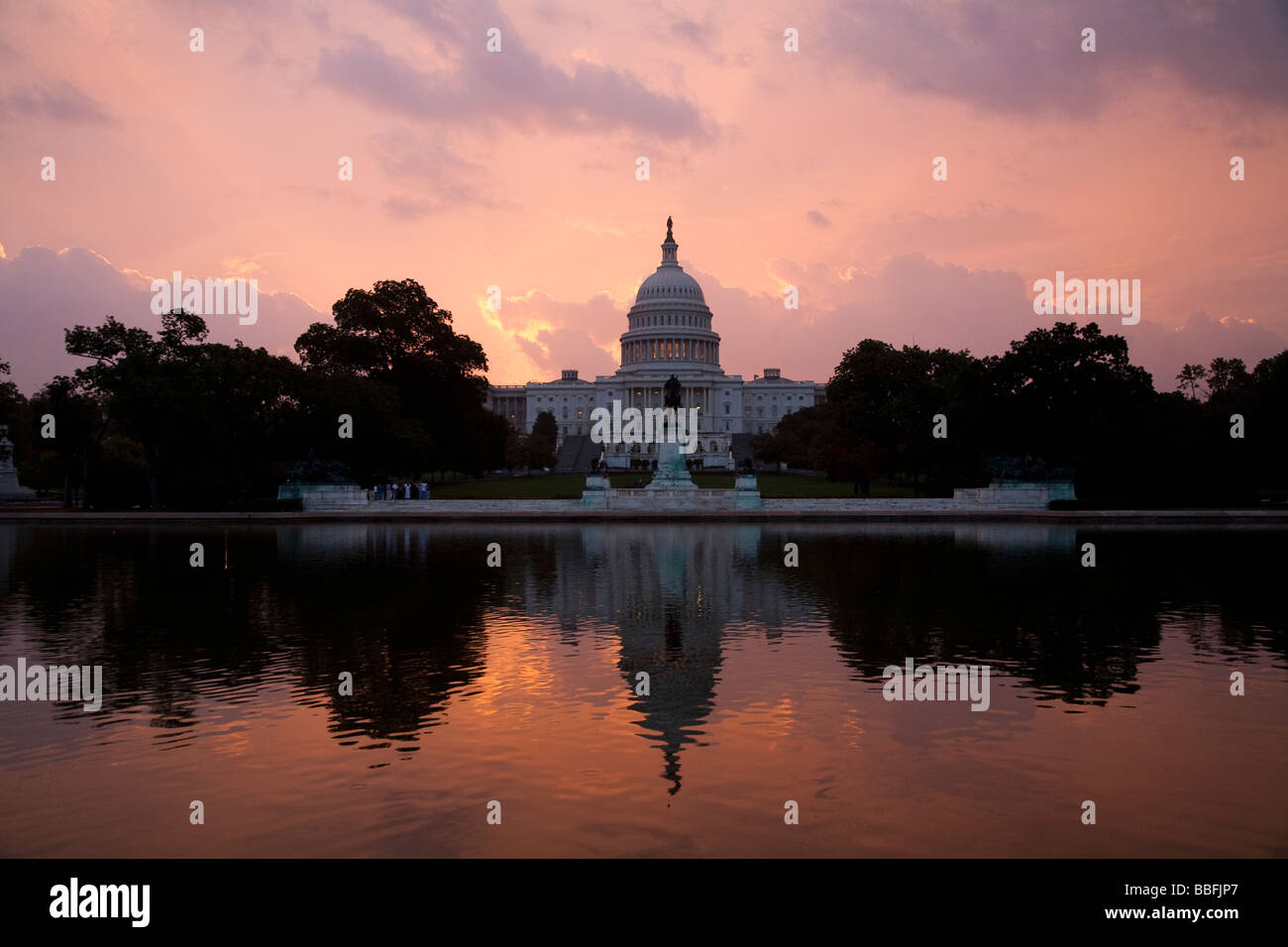 Lever de soleil spectaculaire nuages derrière le Capitole à Washington D.C. Banque D'Images