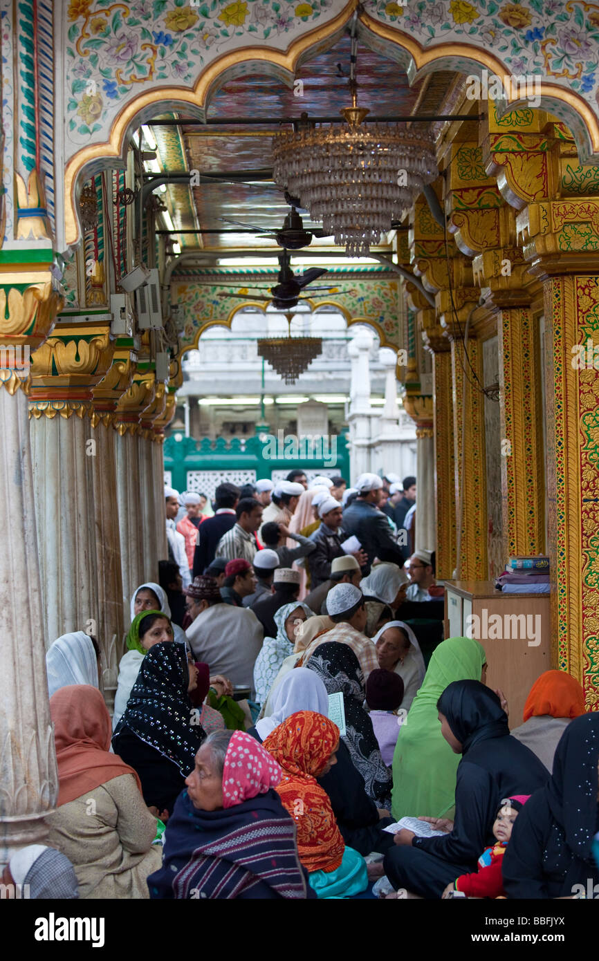 Les femmes musulmans priaient à Hazrat Nizamuddin culte à Delhi Inde Banque D'Images