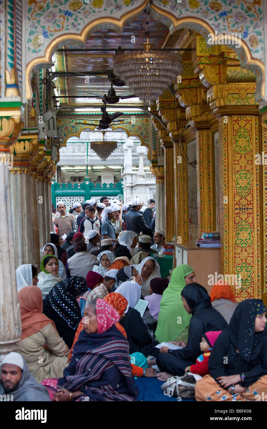 Les femmes musulmans priaient à Hazrat Nizamuddin culte à Delhi Inde Banque D'Images