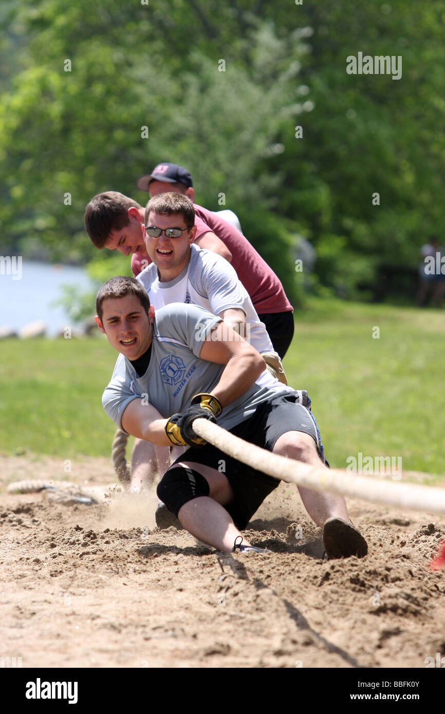 Les jeunes pompiers volontaires tirer fortement au cours d'une 'Tug-o-war" la concurrence dans Shelton Virginia USA Banque D'Images Les jeunes pompiers volontaires tirer fortement au cours d'une 'Tug-o-war" la concurrence dans Shelton Virginia USA Banque D'Images