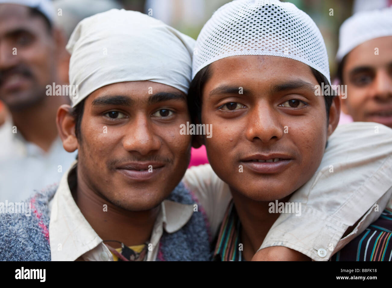 Les hommes musulmans à Hazrat Nizamuddin culte à Delhi Inde Banque D'Images