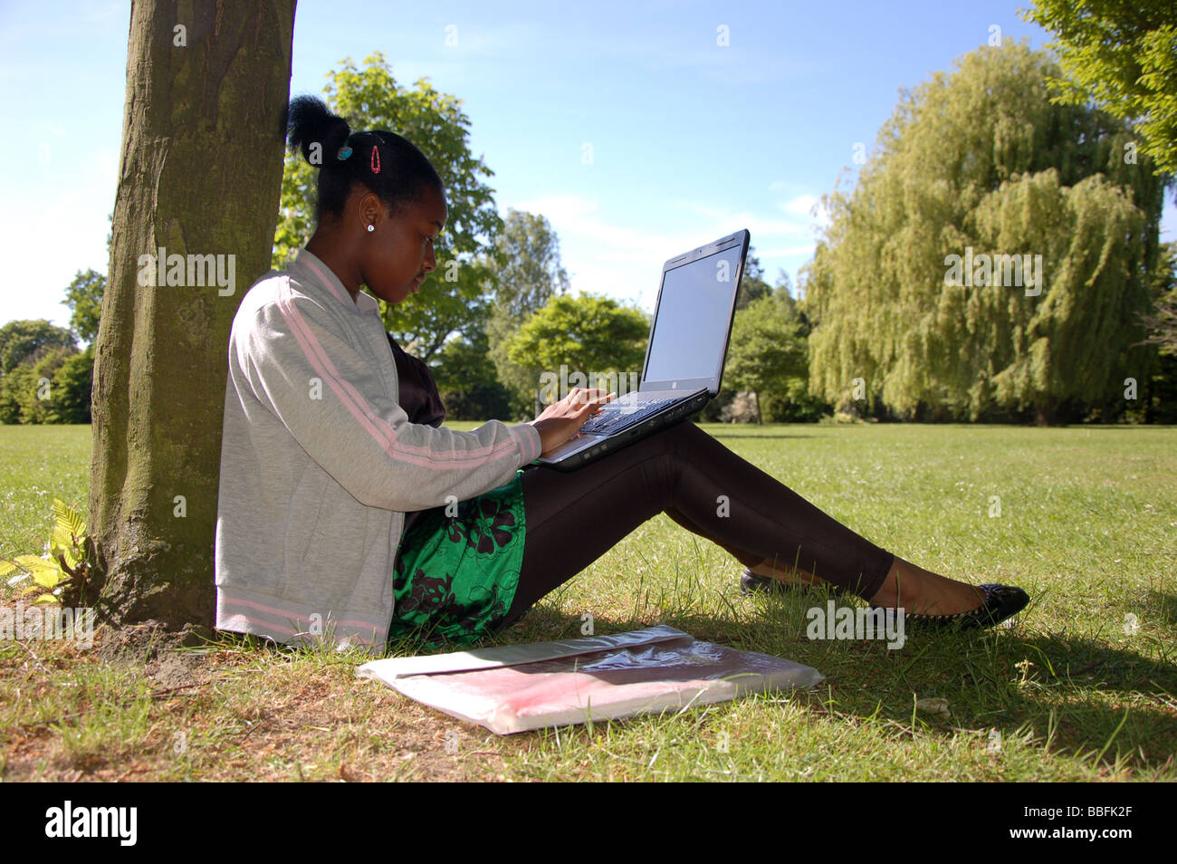 Jeune fille studing in park. Banque D'Images