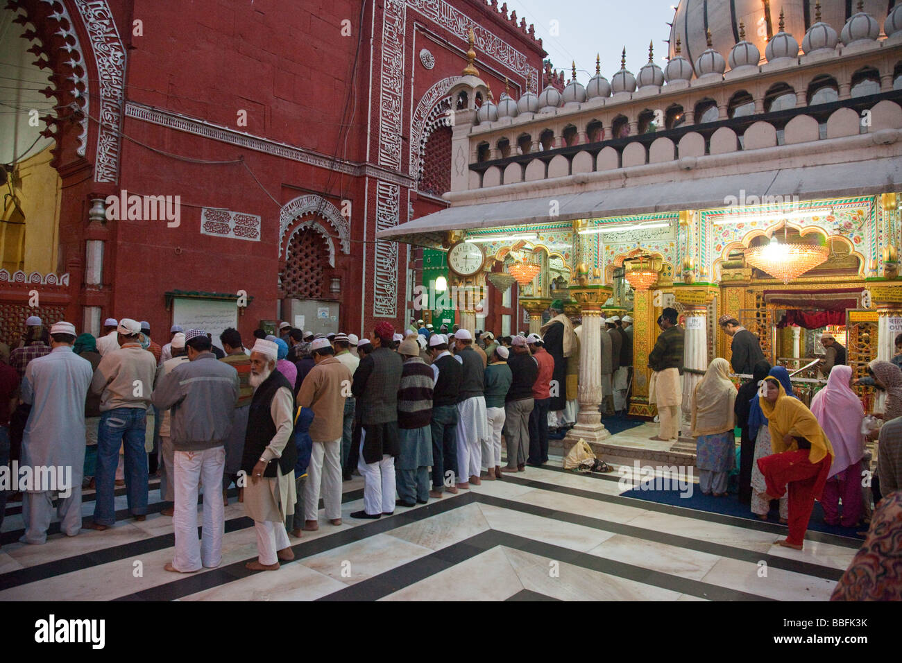 La prière musulmane à Hazrat Nizamuddin culte à Delhi Inde Banque D'Images
