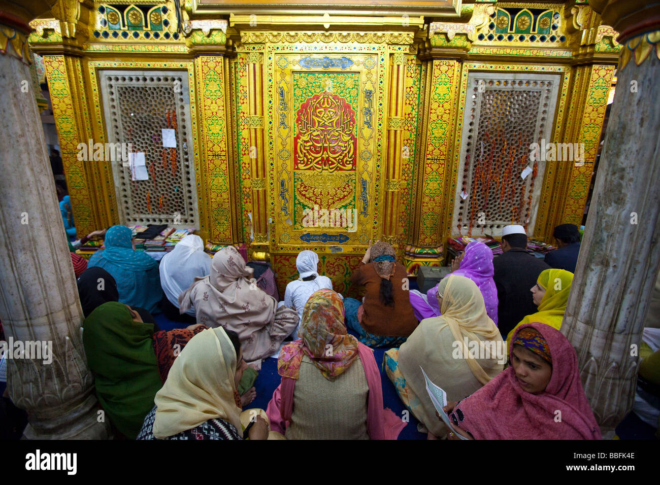 Les femmes musulmanes d'Offices Hazrat Nizamuddin culte à Delhi Inde Banque D'Images