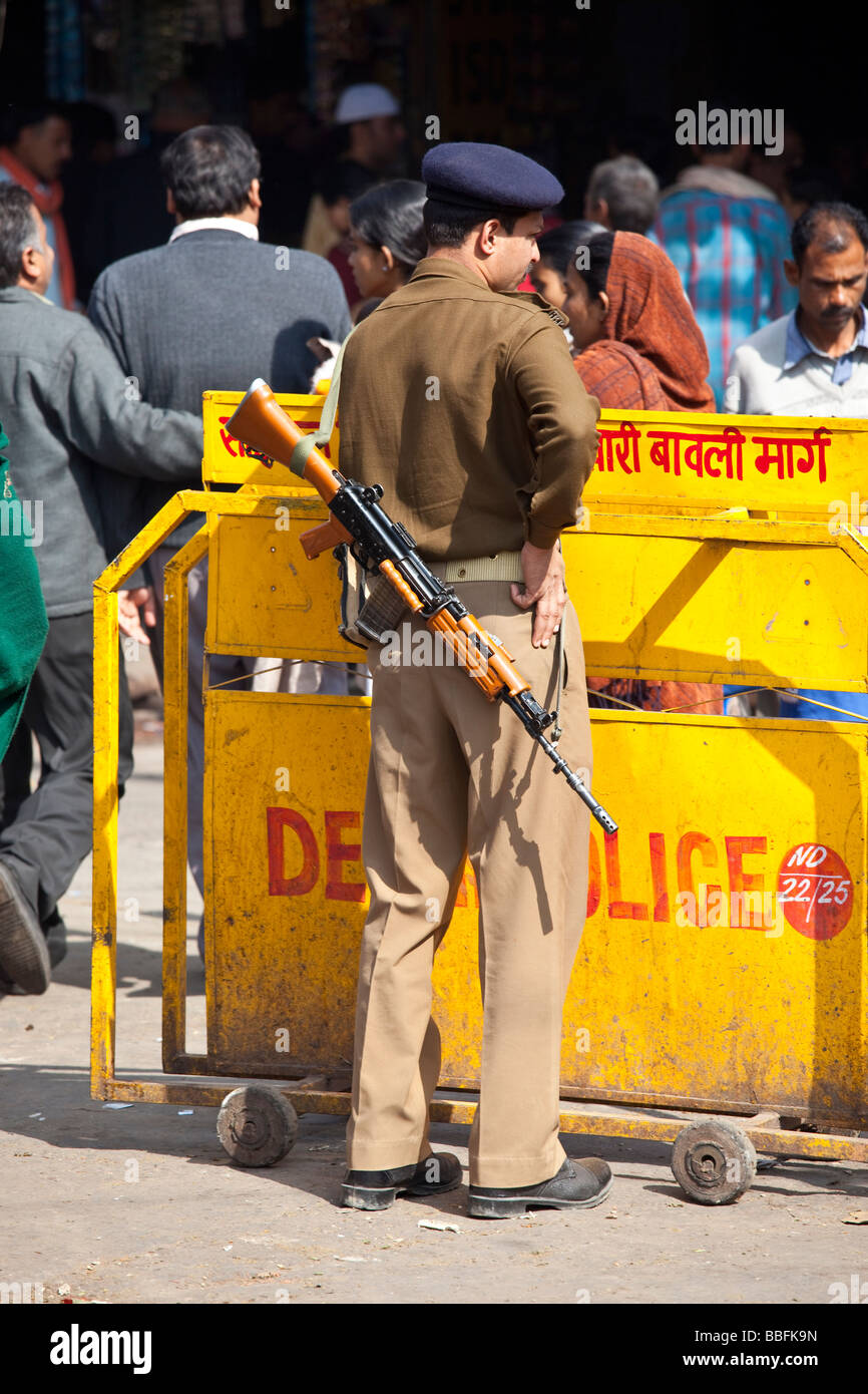 Contrôle de sécurité de la police dans la vieille ville de Delhi Inde Banque D'Images