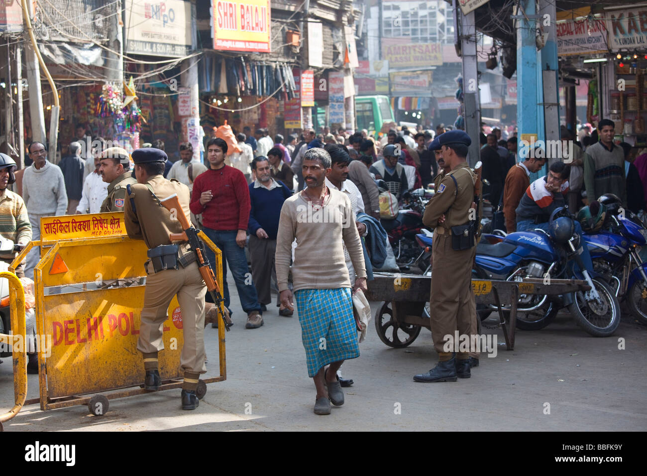 Contrôle de sécurité de la police dans la vieille ville de Delhi Inde Banque D'Images