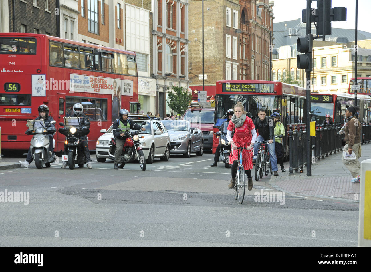 Et cycliste cycliste moteur tirant loin de feu de circulation pendant les heures de pointe Angel Islington Londres UK Banque D'Images