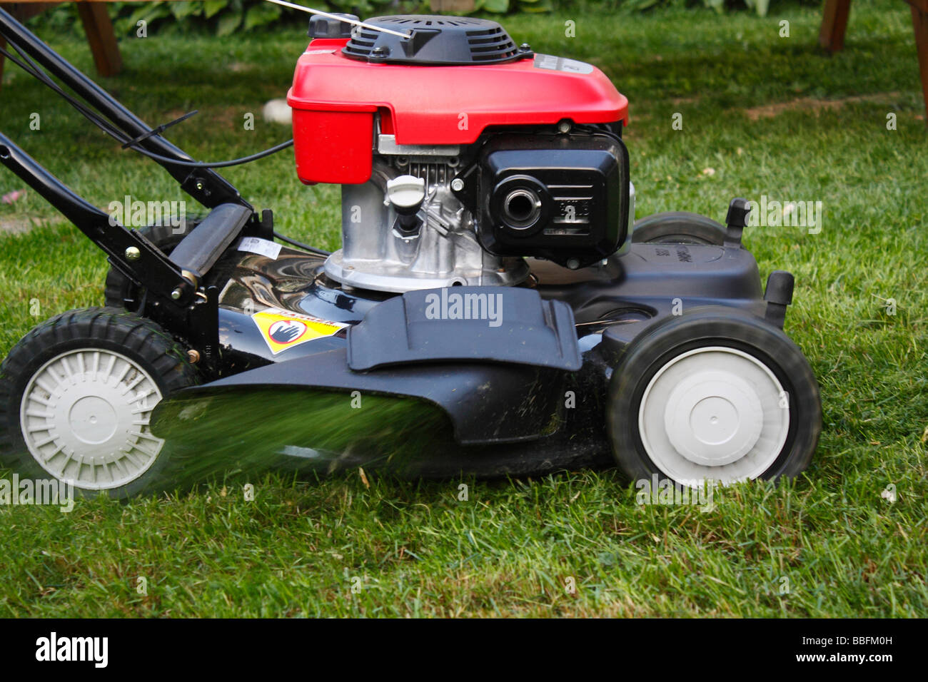 Tondeuse à gazon machine automotrice coupant l'herbe personne aucun gros plan horizontal aux États-Unis US haute résolution Banque D'Images