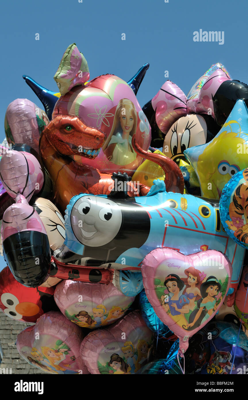 Ballons colorés montrant personnages familiers Banque D'Images