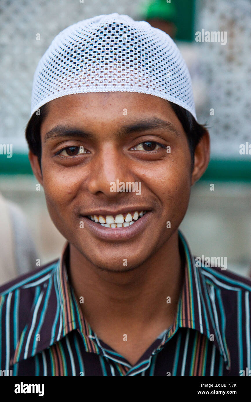 Jeune musulman à Hazrat Nizamuddin Dargah sanctuaire musulman dans Old Delhi Inde Banque D'Images