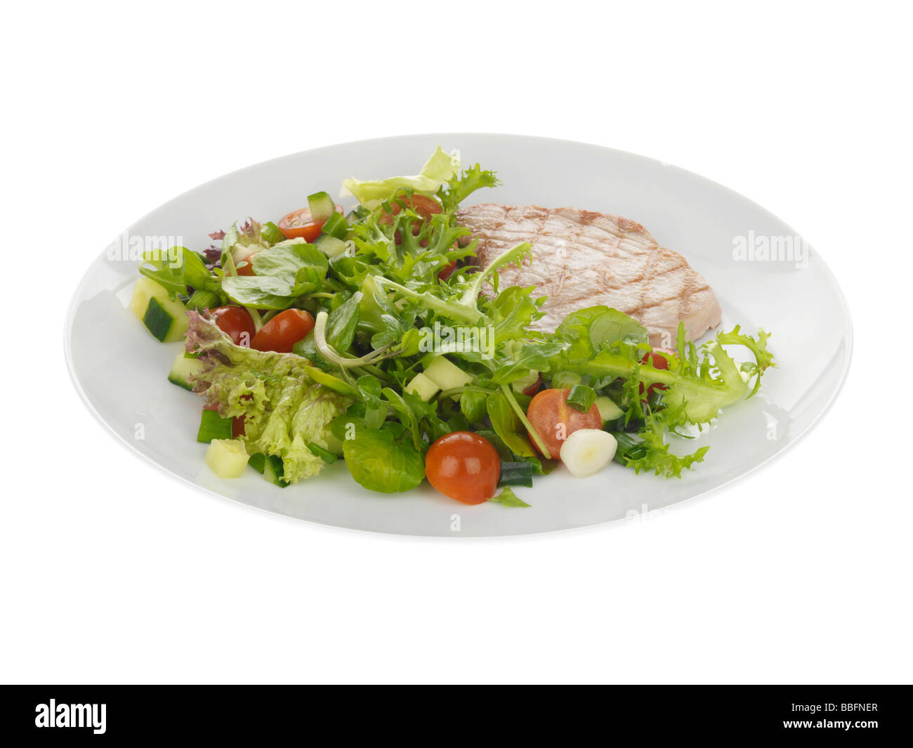 Steak de thon Griddled avec salade Banque D'Images