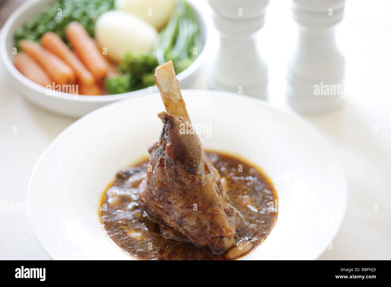 Le gigot d'agneau en sauce Banque D'Images