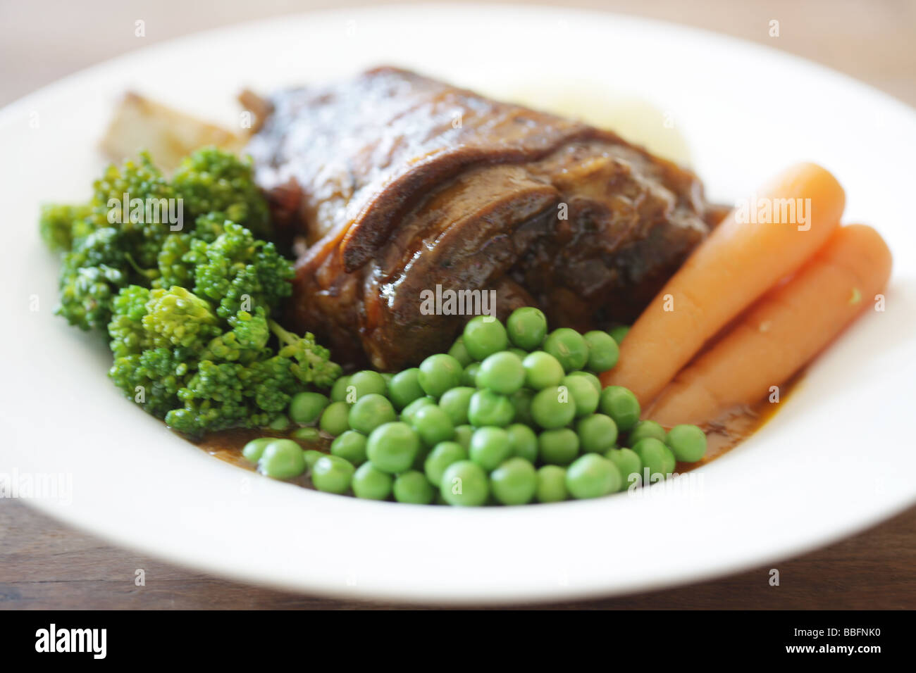 Le gigot d'Agneau aux légumes Banque D'Images