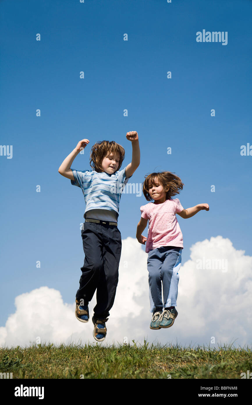 Sauter des enfants sur le fond de ciel Banque D'Images