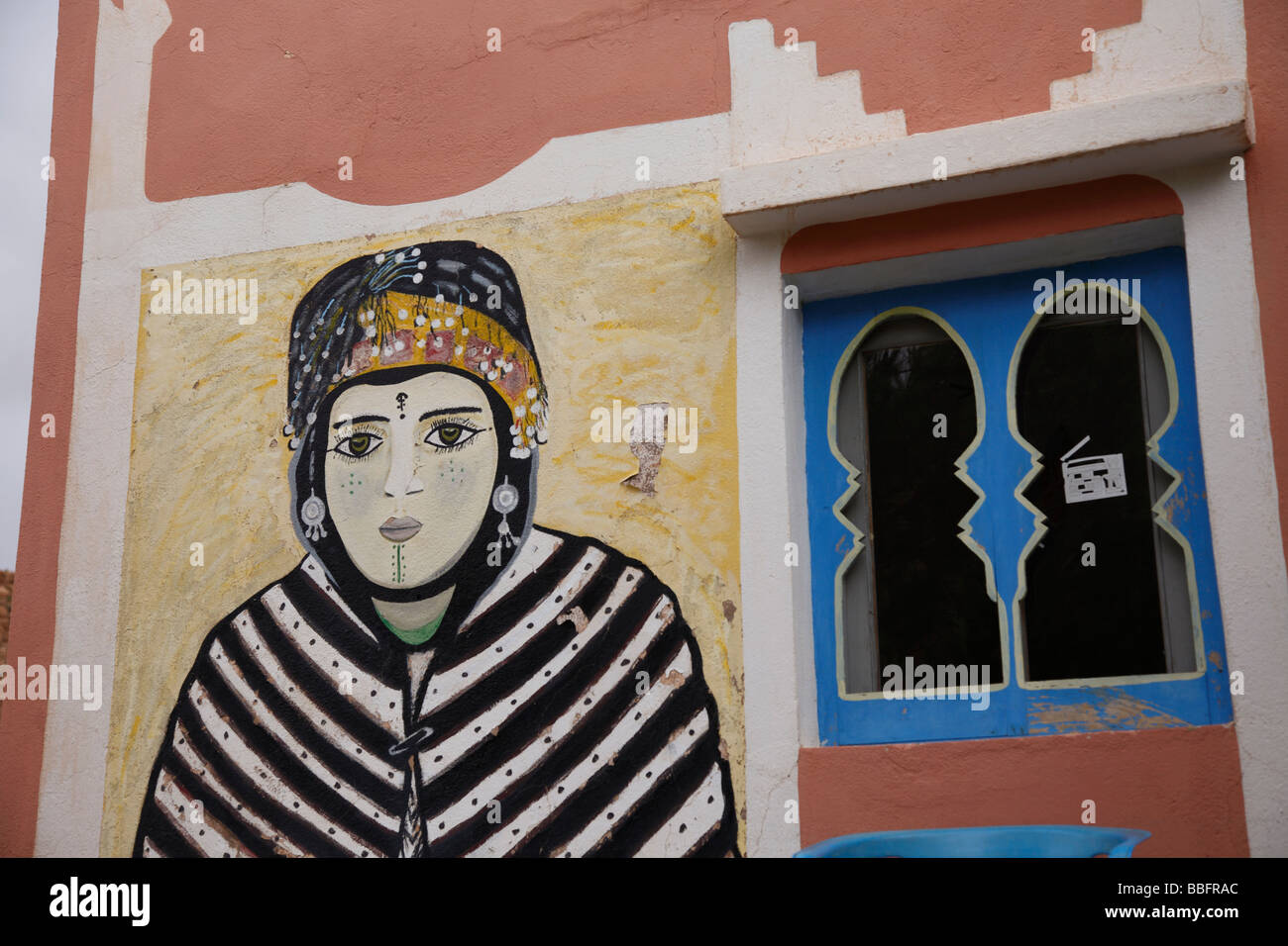 Afrique, Afrique du Nord, Maroc, Atlas, Gorges de Todra, Village Tamtatouchte, Bâtiment, peinture murale de femme berbère Banque D'Images