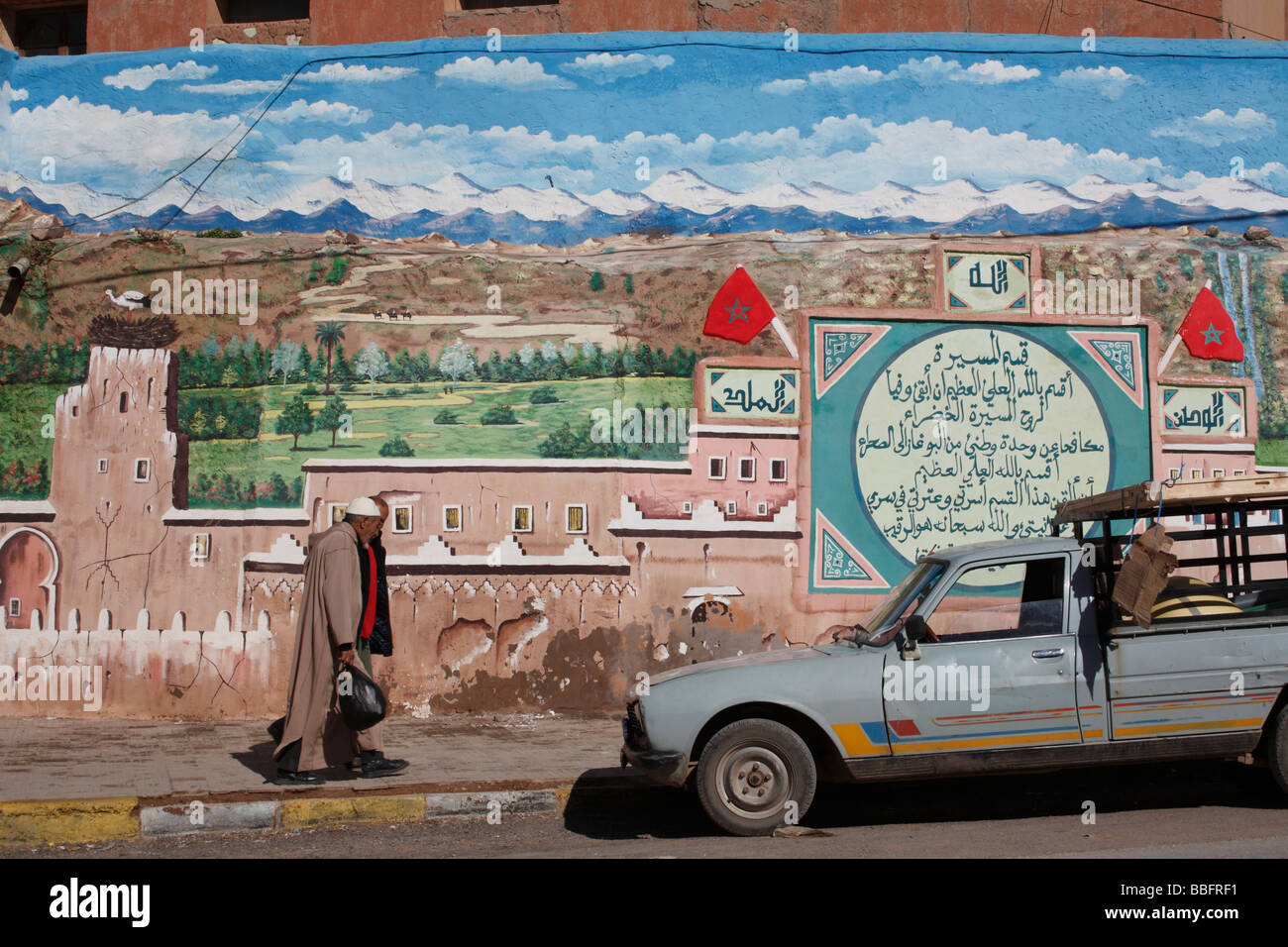 Afrique, Afrique du Nord, Maroc, Atlas, vallée du Dadès, Boumalne Ville, mur peint, les hommes Banque D'Images