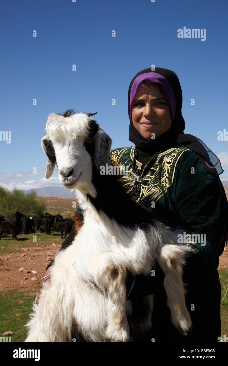 Afrique, Afrique du Nord, Maroc, Haut Atlas, vallée du Dadès, Shepherd, Chèvre Femme transportant berbère Banque D'Images