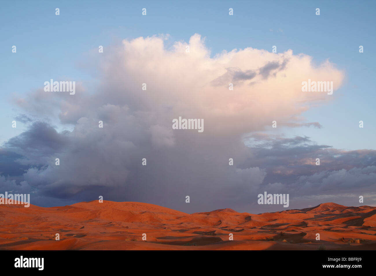 Afrique, Afrique du Nord, Maroc, Sahara, Merzouga, Erg Chebbi, nuages de pluie Banque D'Images