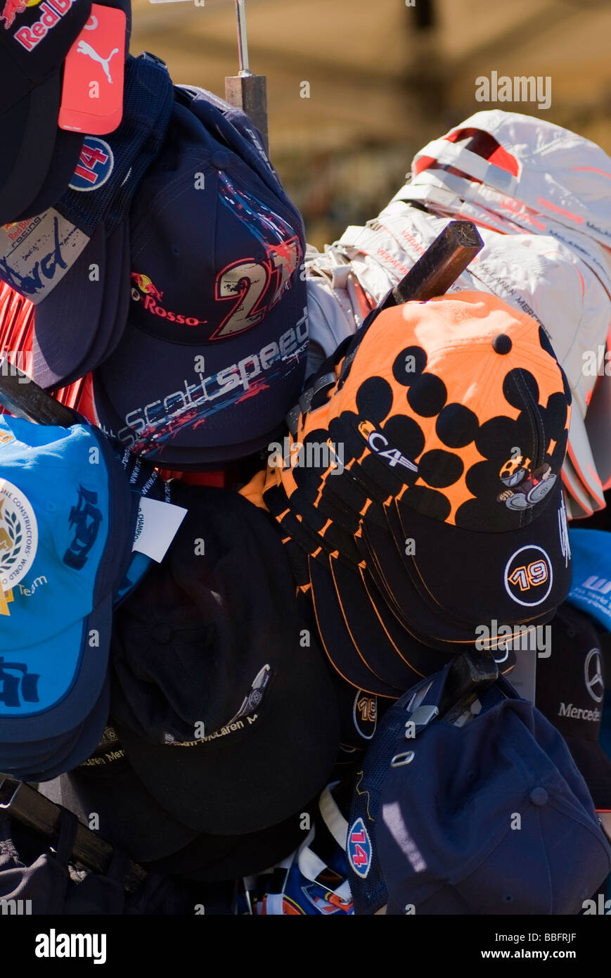 Les casquettes en vente au stand à Oulton Park Motor Racing Circuit Angleterre Cheshire Banque D'Images