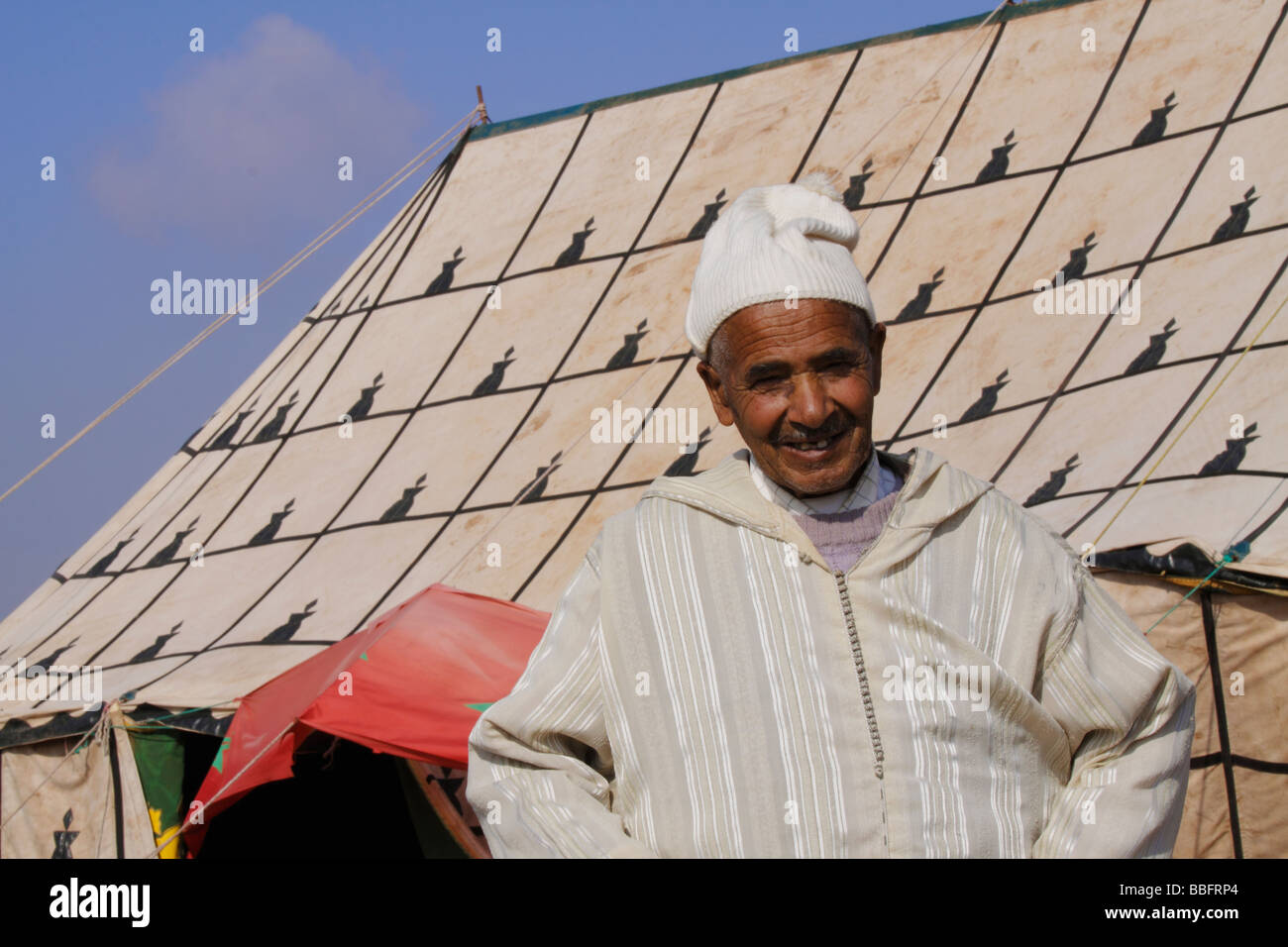 Afrique, Afrique du Nord, Maroc, Meknes, homme, tente berbère décorées Banque D'Images