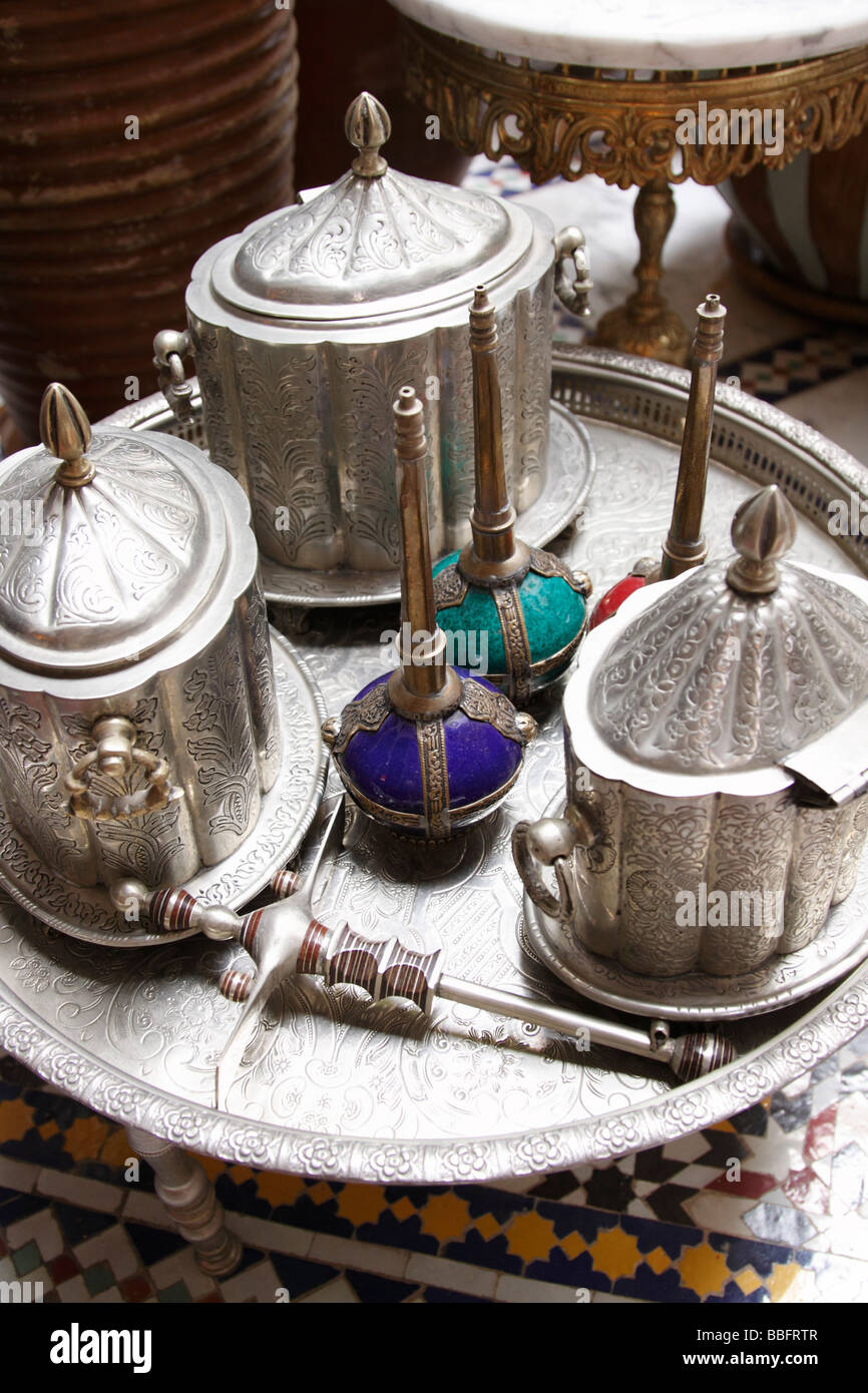 Afrique, Afrique du Nord, Maroc, Fès Médina, Riad Norma, hôtel, Table, décoré de l'Argenterie Banque D'Images