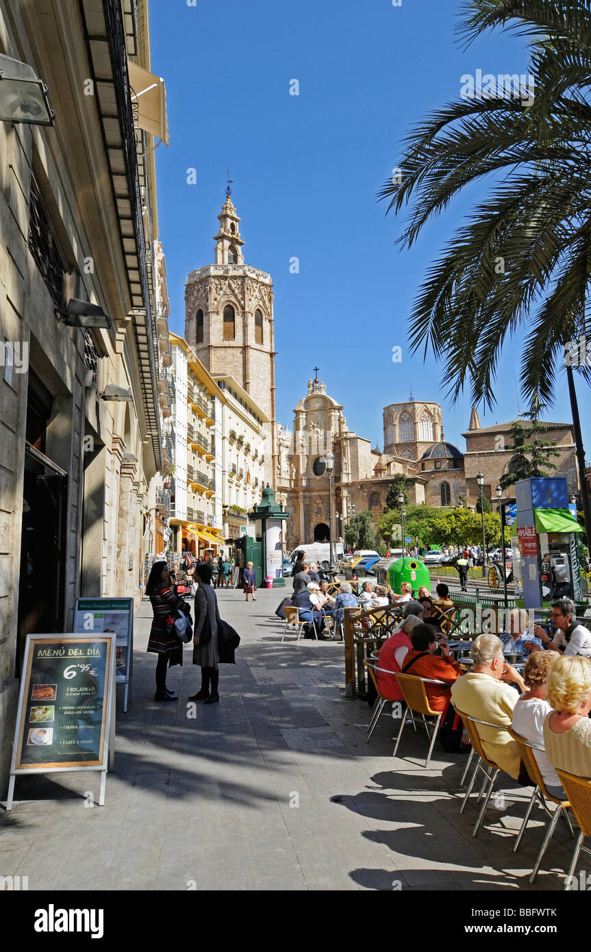 Street Café, les gens, la Plaza de la Reina, Cathédrale de Santa Maria Cathedral, micalet, Valencia, Espagne, Europe Banque D'Images