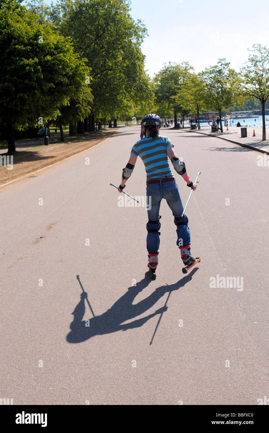 Un skieur rouleau bénéficiant d'une journée ensoleillée à la Serpentine Londres Banque D'Images