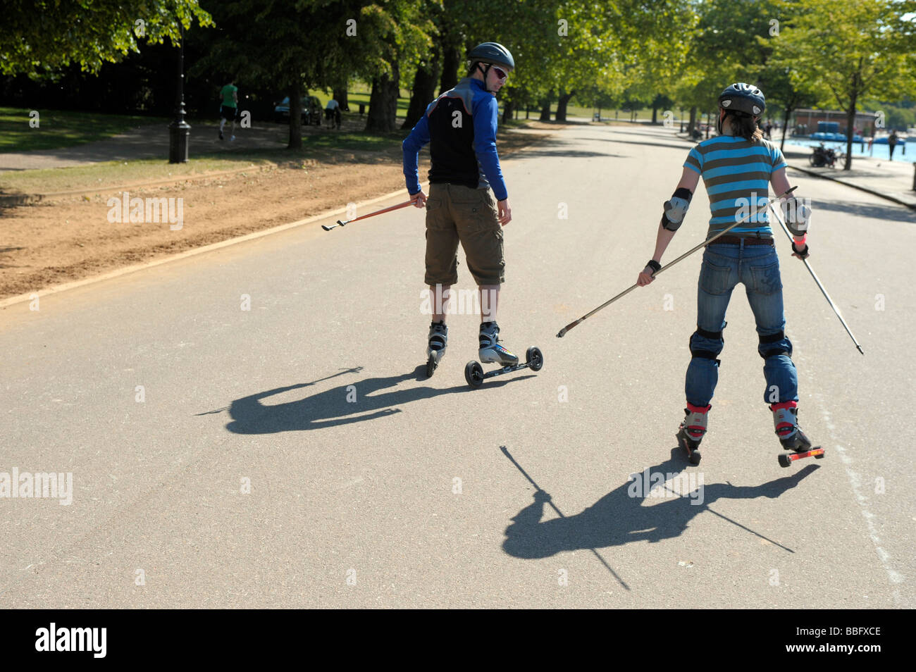 Deux personnes rollerskiing Banque D'Images