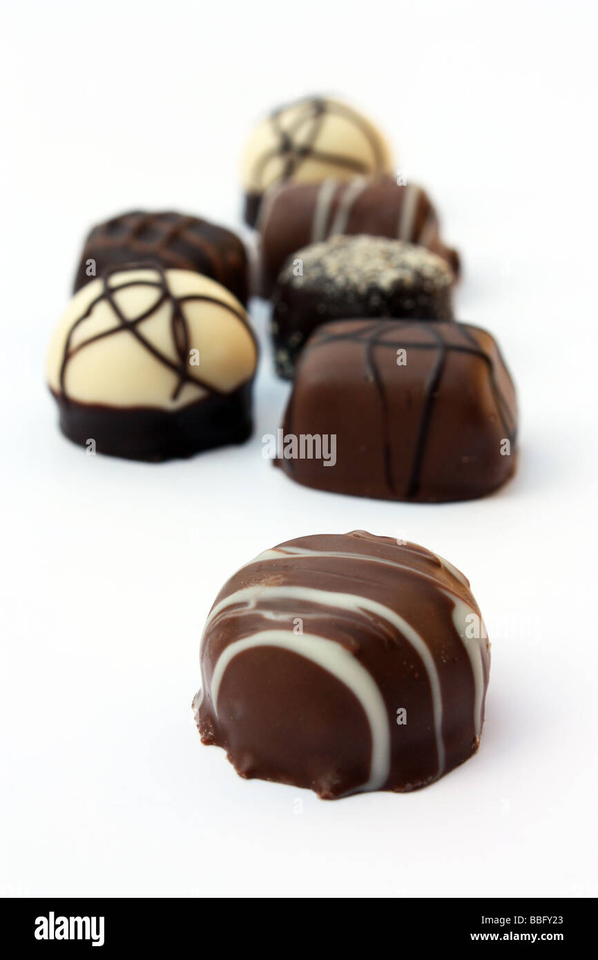 Une sélection de chocolats avec variuos centres doux Banque D'Images