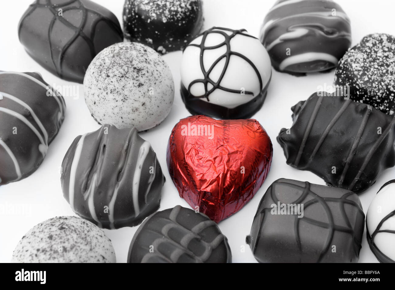 Une sélection de chocolats avec variuos centres doux Banque D'Images