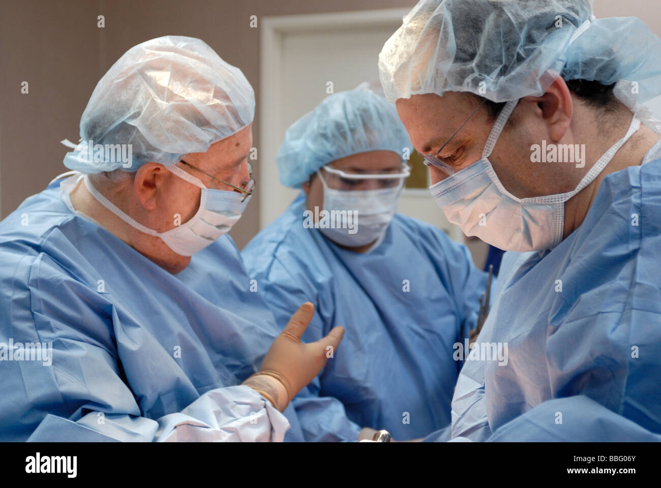 Chirurgiens travaillant en salle d'opération Banque D'Images