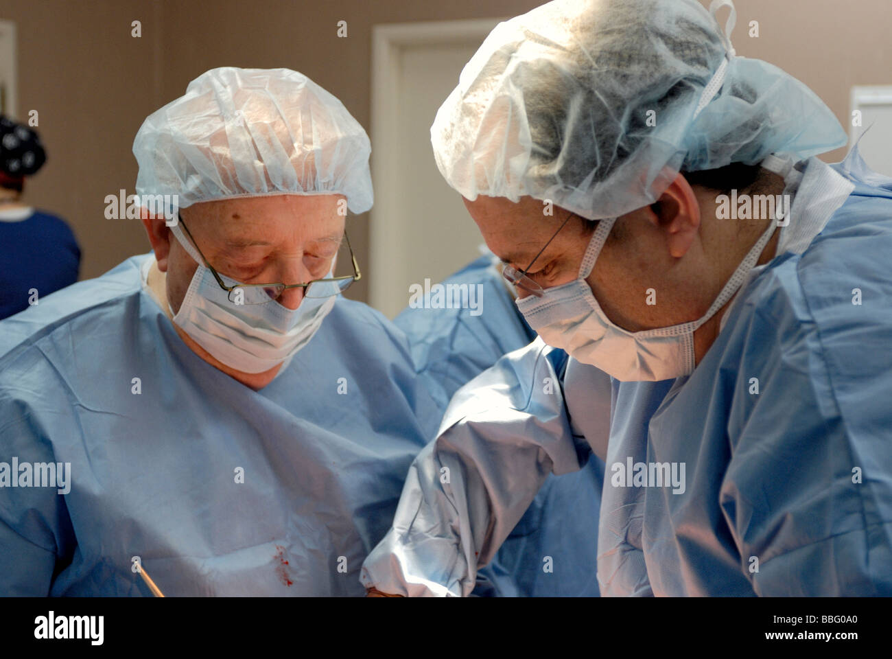 Chirurgiens travaillant en salle d'opération Banque D'Images