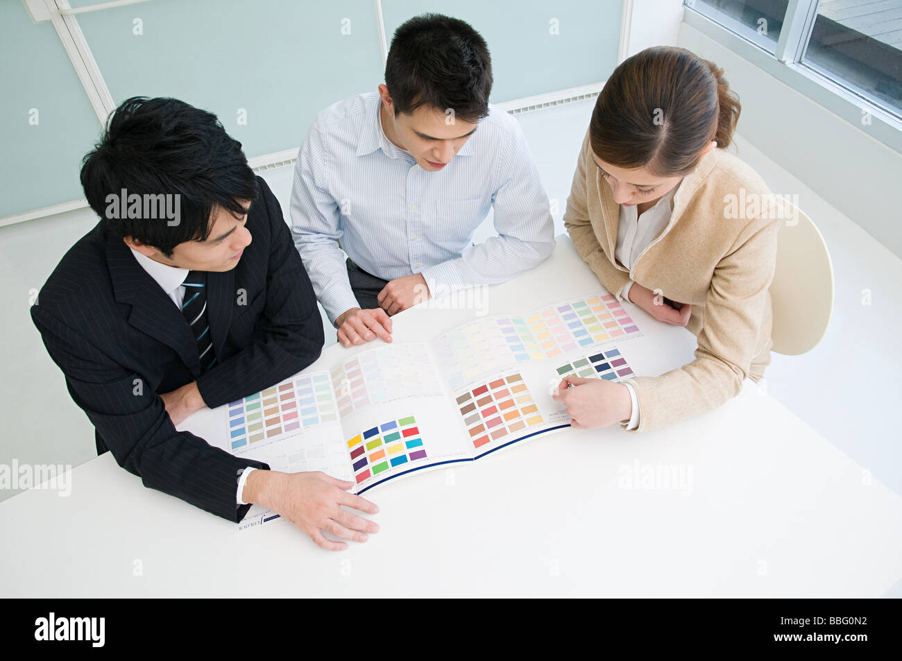 Businesspeople looking at un graphique Banque D'Images