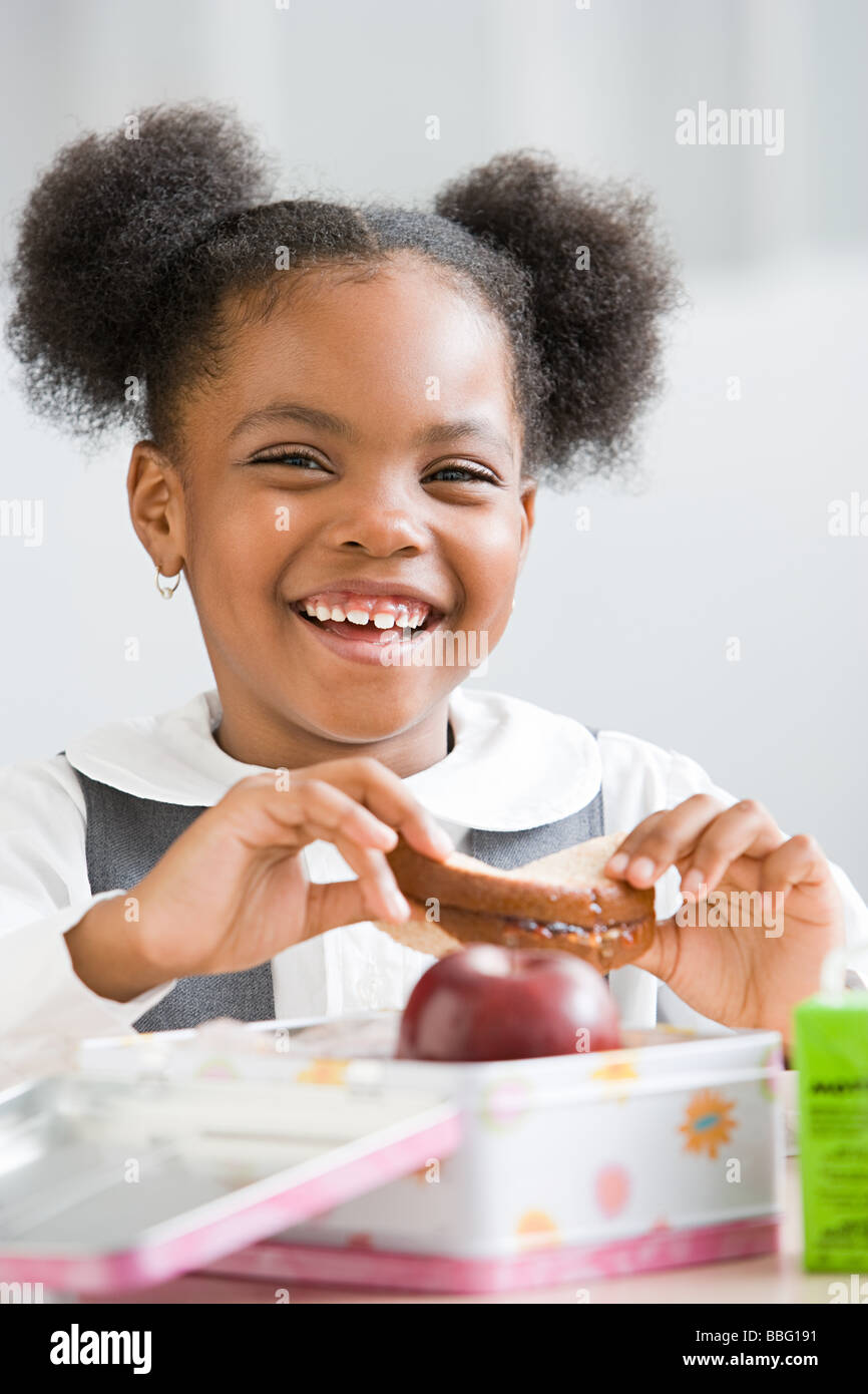 Écolière avec des paniers-repas. Banque D'Images