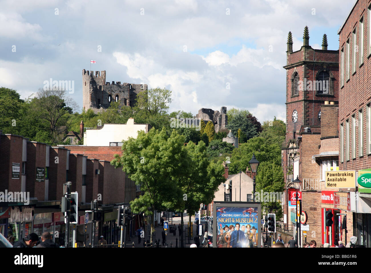 Le centre-ville avec vue sur le château de Dudley, West Midlands Banque D'Images