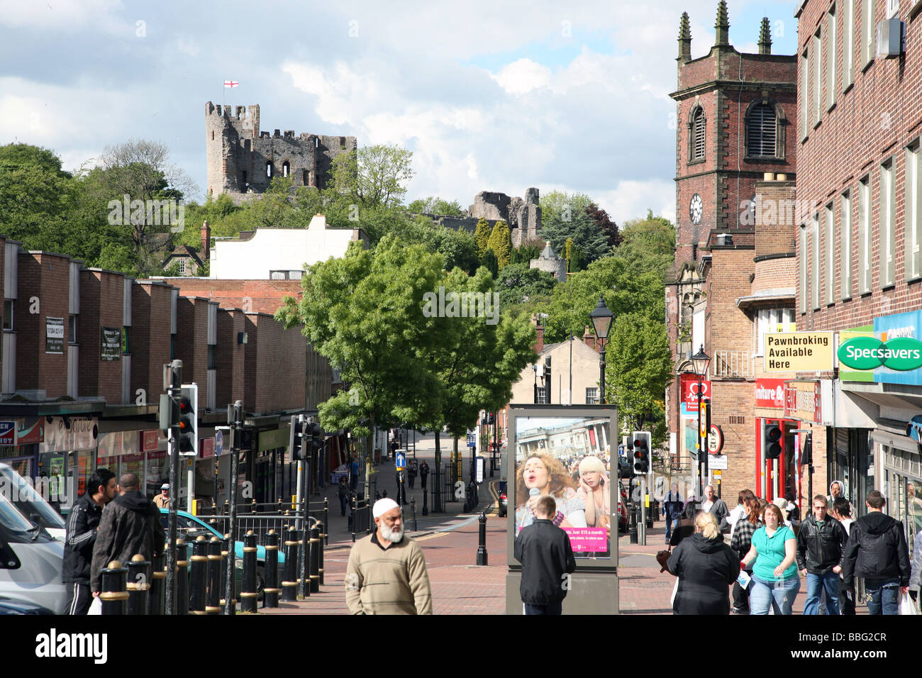 Le centre-ville avec vue sur le château de Dudley, West Midlands Banque D'Images