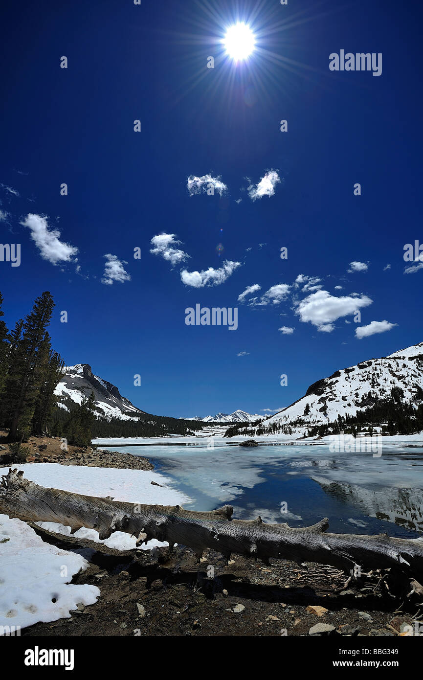 Visage dans les nuages sur le lac partiellement gelé Ellery près de Yosemite, CA Banque D'Images