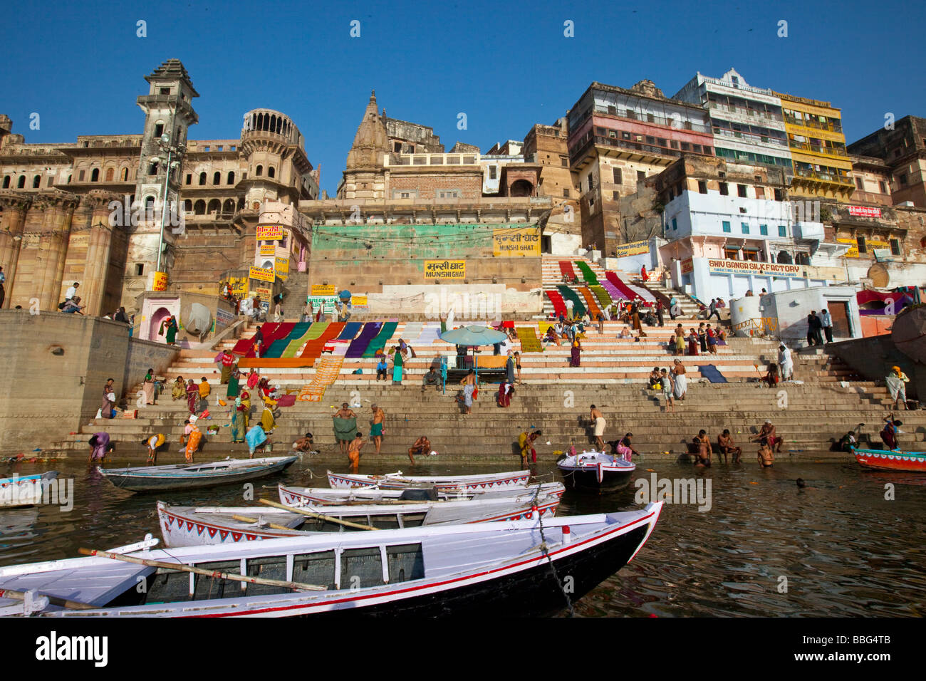 Saris séchant sur la Munshi Ghat sur le Gange à Varanasi Inde Banque D'Images