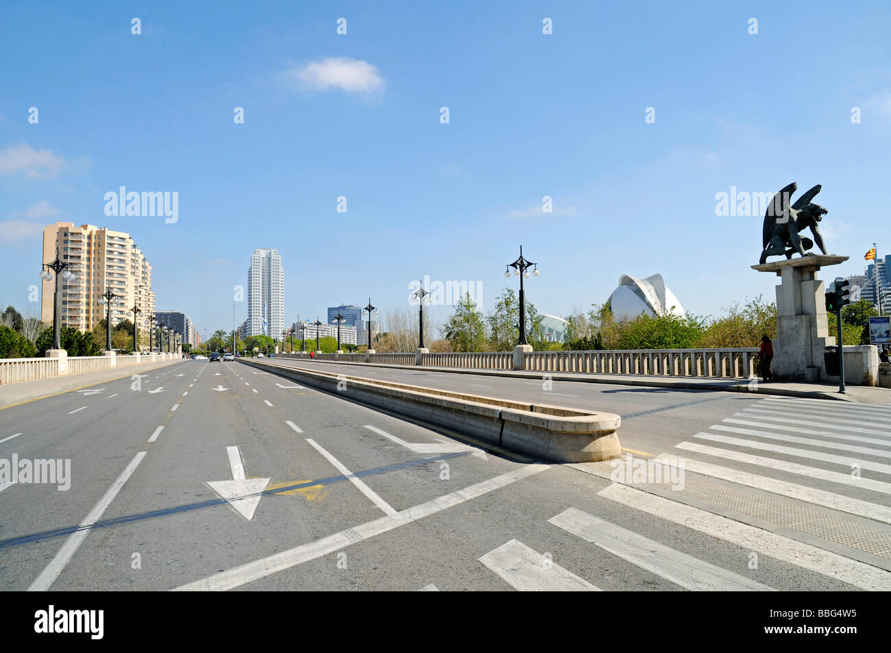 Street, créature mythique, lion, ailes, sculpture, Puente del Regn, pont, Valencia, Spain, Europe Banque D'Images
