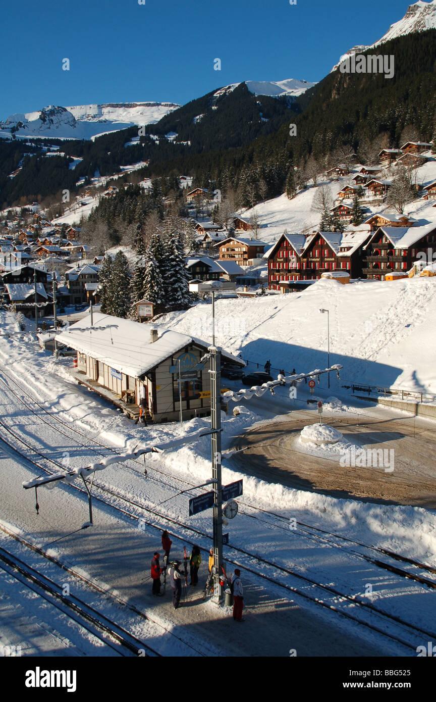 La gare de chemin de fer dans les montagnes dans les Alpes Suisses près de Grindelwald en Suisse Europe Banque D'Images