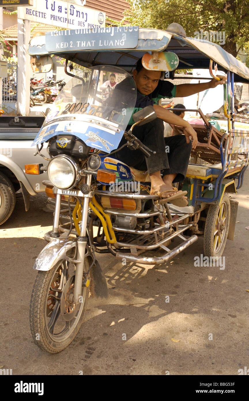 Le laotien garçon sur son vélo-taxi dans le centre de Vientiane, Laos Banque D'Images