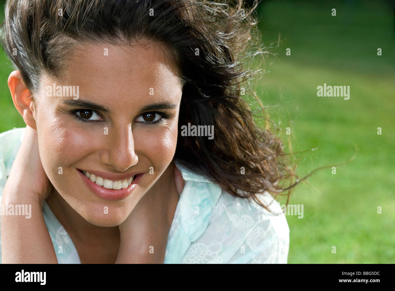 Portrait femme sourit Banque D'Images