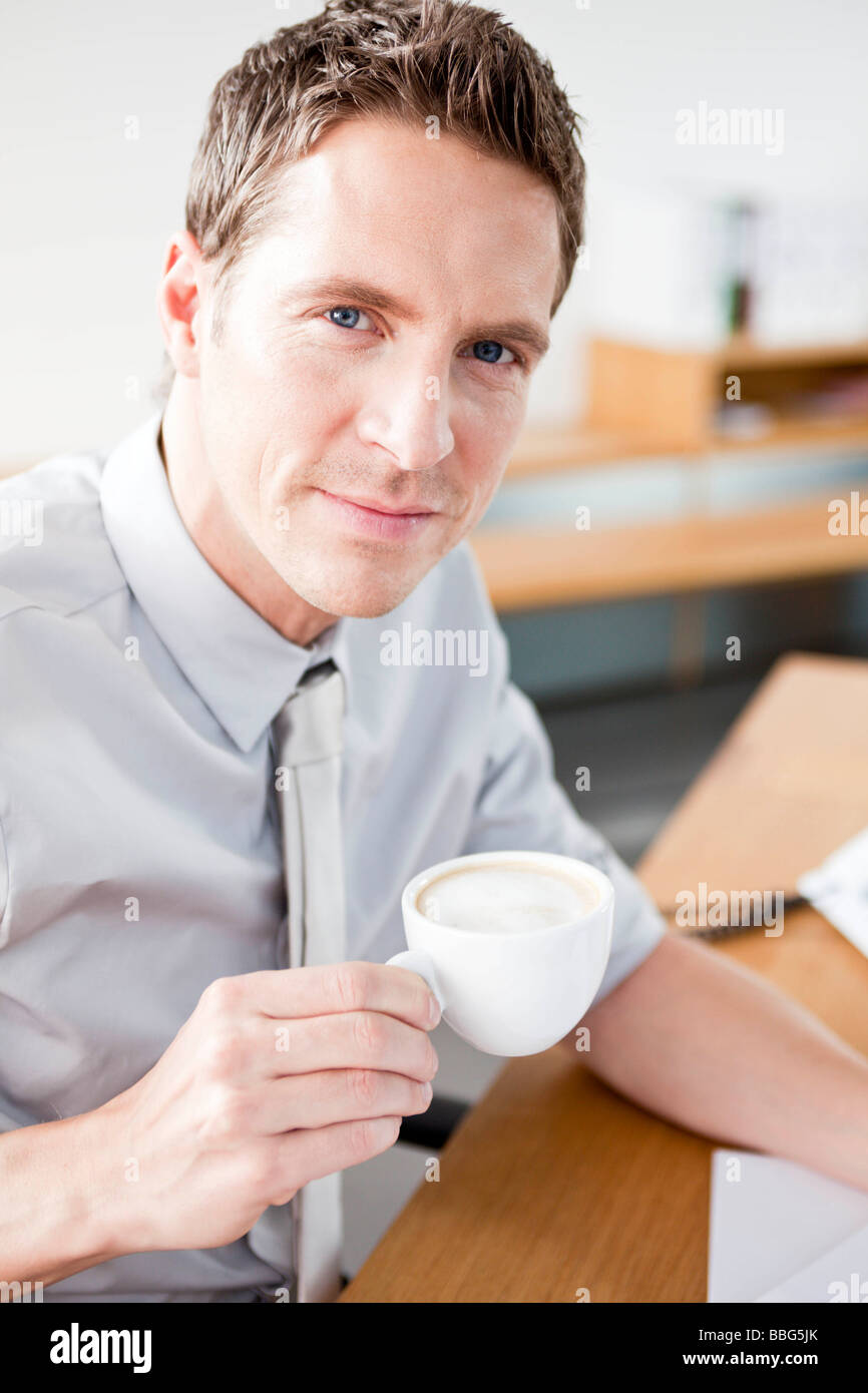 Man looking at viewer de boire du café Banque D'Images