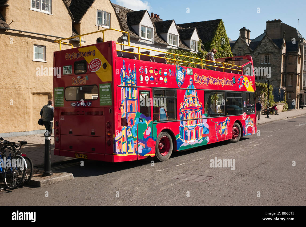 Open tour bus rouge parées à Oxford Angleterre UK UE Banque D'Images