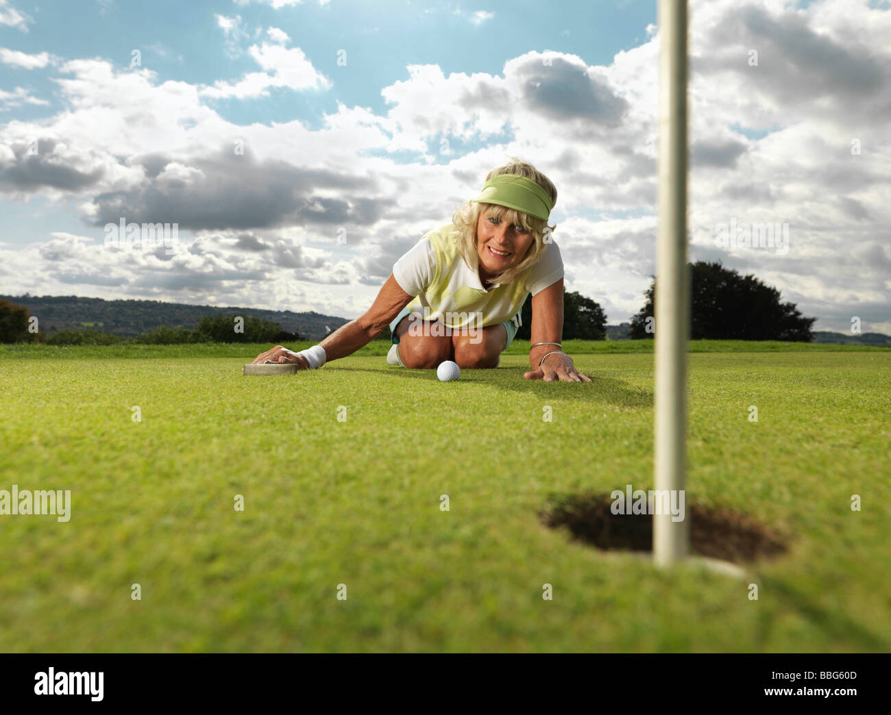 Dame mature à jouer au golf Banque D'Images