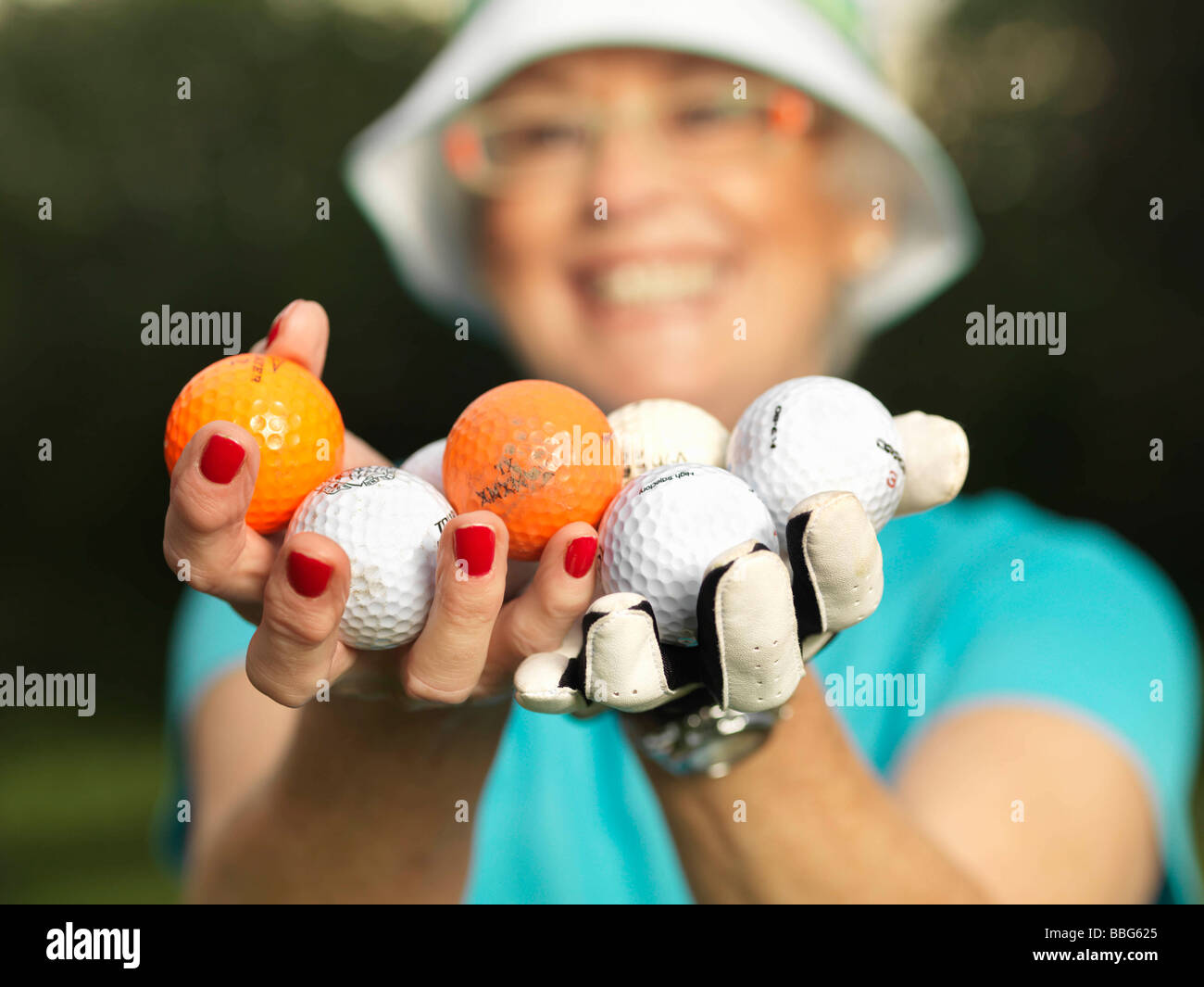 Dame mature avec des balles de golf Banque D'Images