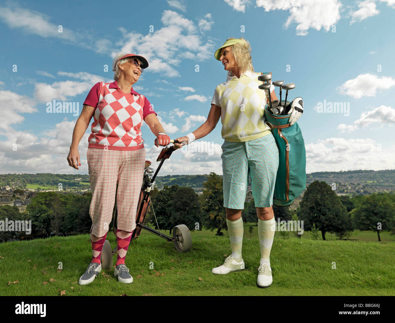 Jouer au golf pour femmes matures Banque D'Images